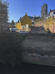 903656 Gezicht op het plein tussen het pand Kromme Nieuwegracht 3-5 en de achterzijdes van de huizen aan de Keistraat, ...